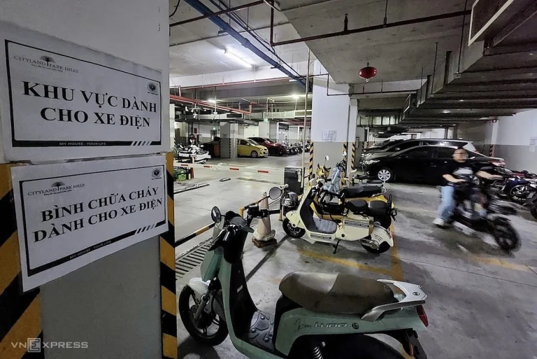 Một khu chung cư ở phường Gò Vấp, TP HCM không nhận giữ ôtô điện, bố trí nơi giữ xe máy điện ở gần bảo vệ, có bình chữa cháy riêng. Ảnh: Đình Văn
