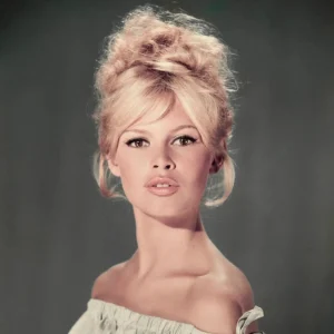 Năm 1969, gương mặt của Brigette Bardot được chọn làm hình mẫu cho Marianne - biểu tượng quốc gia của nước Pháp, xuất hiện trên tượng đài, tem thư và tiền xu. Ảnh: Instagram/BB